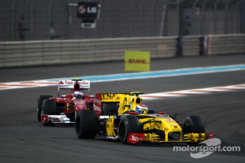 Vitaly Petrov, Renault F1 Team leads Fernando Alonso, Scuderia Ferrari