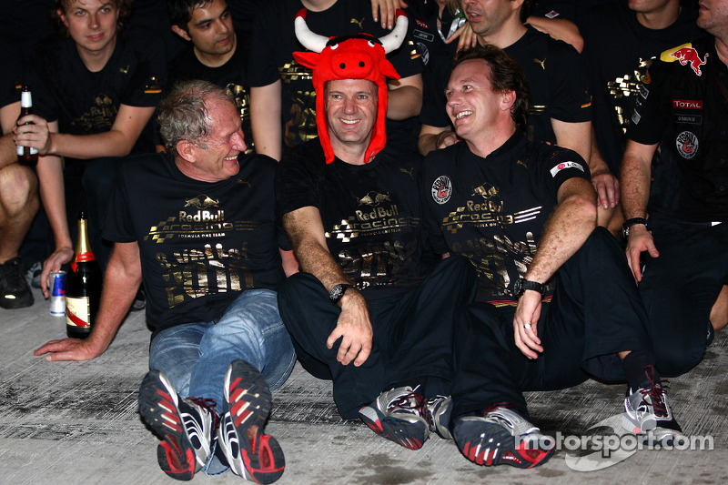 Переможець гонки та чемпіон світу 2010 року Себастьян Феттель, Red Bull Racing, святкує разом з командою
