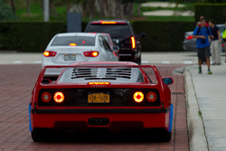 Une Ferrari F40 réussit enfin à rejoindre la rue