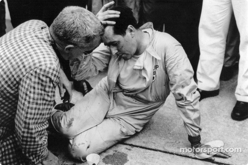 Jack Brabham toma un descanso bien merecido después de empujar su Cooper-Climax media milla hasta la meta