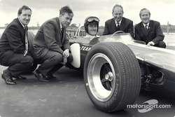 Презентация Lotus 49 Ford: Морис Филлипп, Кит Дакворт, Грэм Хилл, Майк Костин, Колин Чапмэн