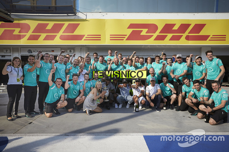 Ganador, Lewis Hamilton, Mercedes AMG F1 Team, segundo, Nico Rosberg, Mercedes AMG F1 Team celebra con el equipo