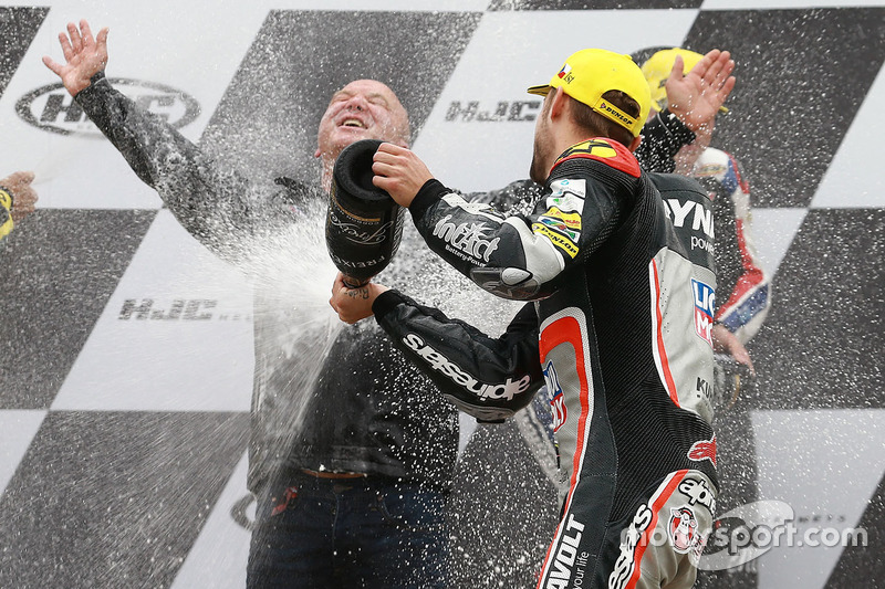 Podium: 1. Jonas Folger, Dynavolt IntactGP; Jürgen Lingg, Dynavolt IntactGP, Teammanager