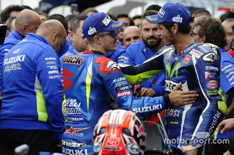 Ganador de la carrera Maverick Viñales, equipo Suzuki MotoGP, Valentino Rossi, Yamaha Factory Racing el tercer lugar
