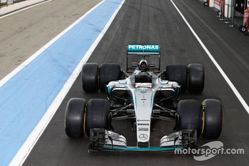 33: Тести Pirelli. Mercedes AMG F1 W07 Hybrid з гумою Pirelli 2017 та 2016 років