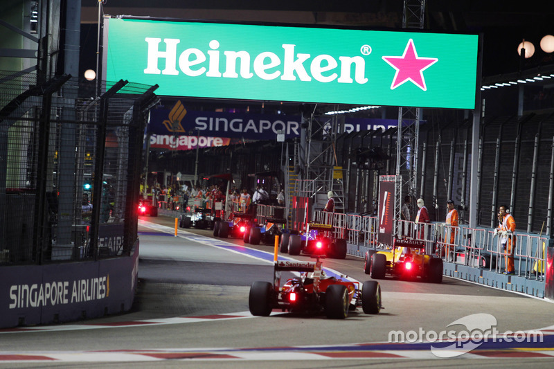 Sebastian Vettel, Ferrari SF16-H suit le peloton qui entre dans les stands derrière le Safety Car