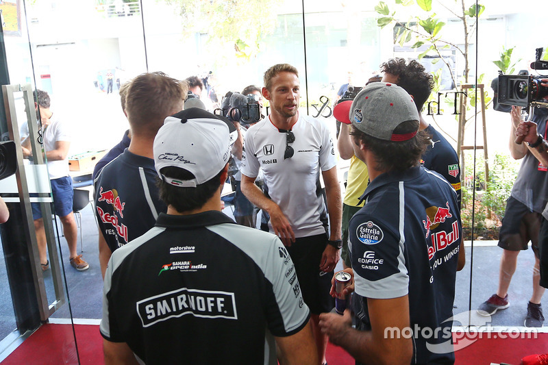 Jenson Button, McLaren celebra sus 300 GP con Daniel Ricciardo, Red Bull Racing; Marcus Ericsson, Sauber F1 Team; Daniil Kvyat, Scuderia Toro Rosso; Sergio Perez, Sahara Force India F1; y Carlos Sainz Jr., Scuderia Toro Rosso
