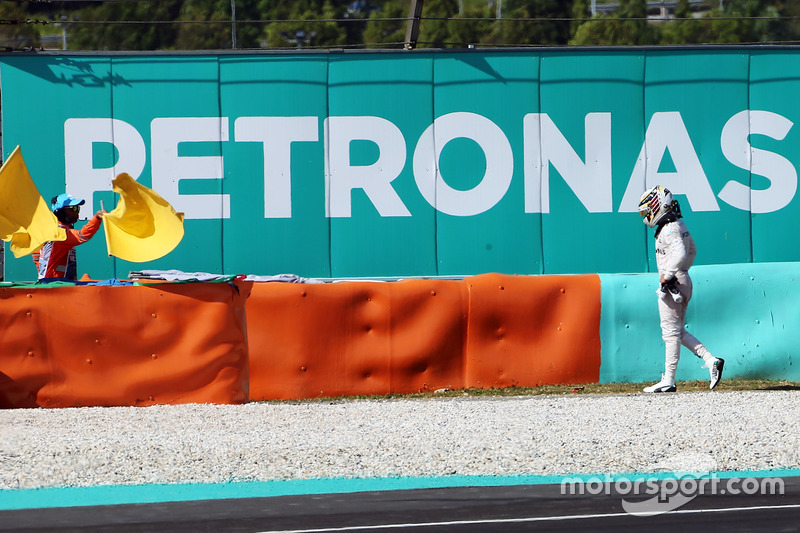 Lewis Hamilton, Mercedes AMG F1 retirado de la carrera por problemas con el motor