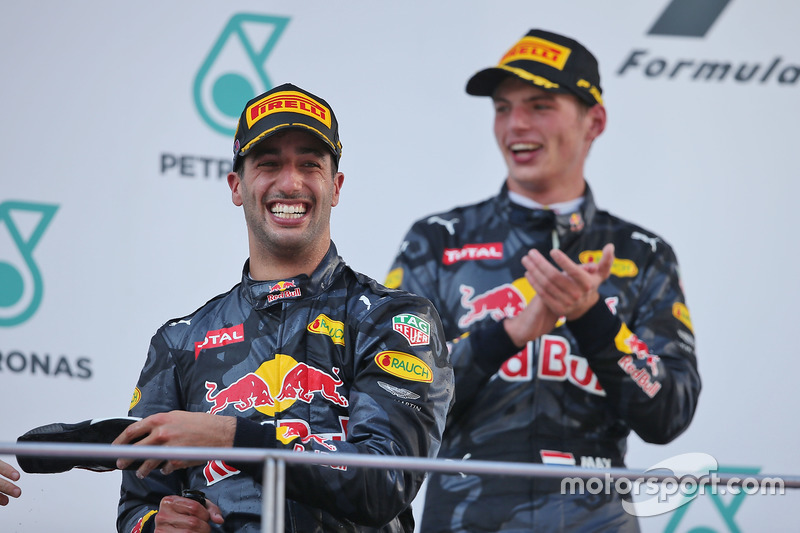 Ganador de la carrera Daniel Ricciardo, Red Bull Racing celebra en el podio con el segundo puesto Max Verstappen, Red Bull Racing