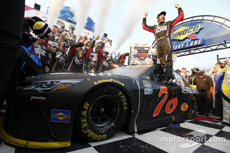 3. Ganador de la carrera Martin Truex Jr., Furniture Row Racing Toyota