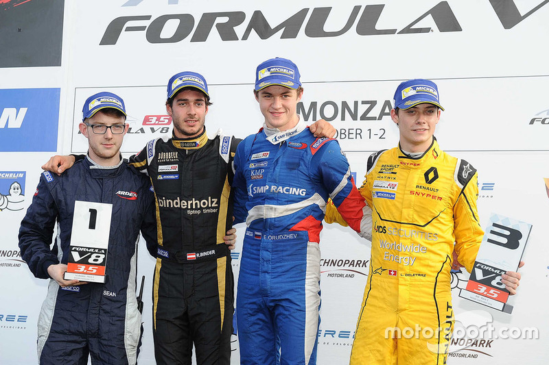 Podium : le vainqueur Egor Orudzhev, Arden Motorsport, le deuxième, Rene Binder, Lotus, le troisième, Louis Deletraz, Fortec Motorsports