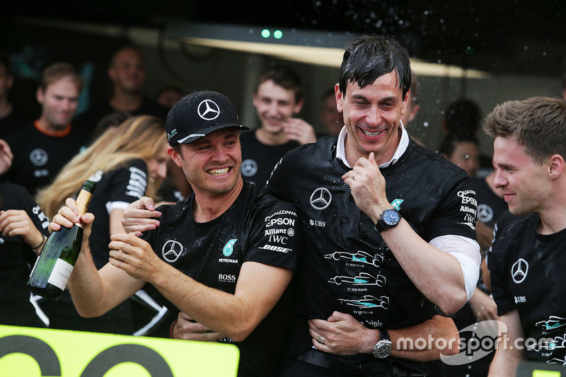 Переможець Ніко Росберг, Mercedes AMG F1 святкує Кубок конструкторів з керівником Mercedes AMG F1 Тото Вольффом та командою