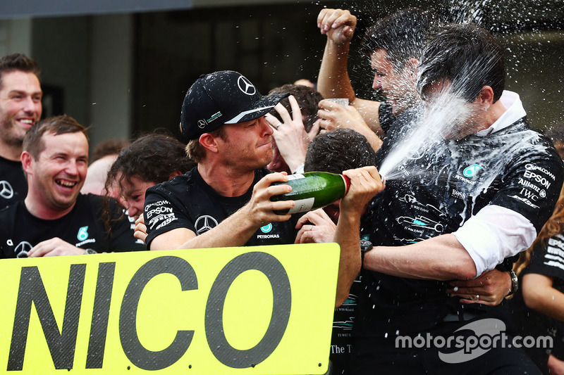 Ніко Росберг, Mercedes AMG F1 святкує перемогу у Кубку конструкторів із командою і керівником Mercedes AMG F1 Тото Вольффом