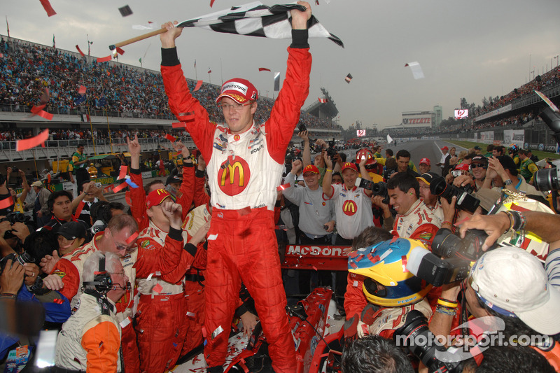 El ganador de la carrera Sébastien Bourdais celebra