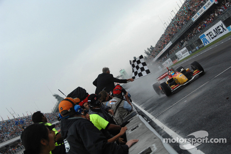 Sébastien Bourdais toma la bandera a cuadros