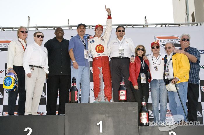 Podio: ganador de la carrera Sébastien Bourdais celebra