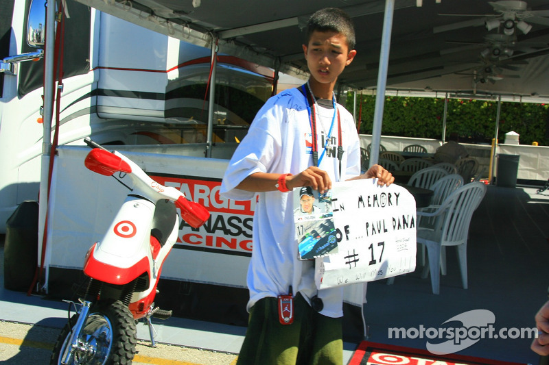 Un fan joven con un homenaje a Paul Dana