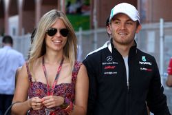 Nico Rosberg, de Mercedes GP y Vivian Sibold