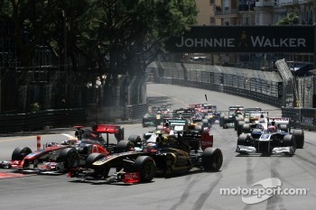 Start of the race, Jenson Button, McLaren Mercedes and Vitaly Petrov, Lotus Renalut F1 Team