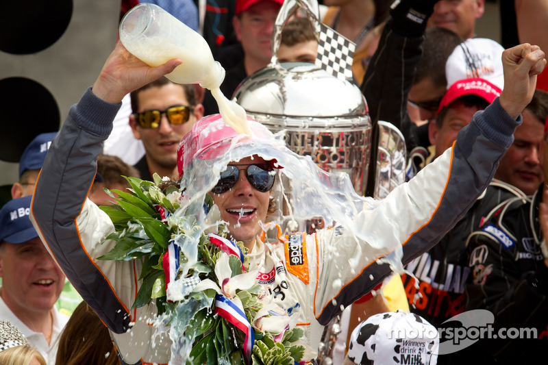 2011: Dan Wheldon met de traditionele melk