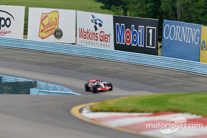 Tony Stewart conduce el McLaren de Lewis Hamilton