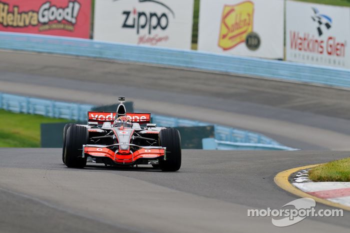 Tony Stewart conduce el McLaren de Lewis Hamilton