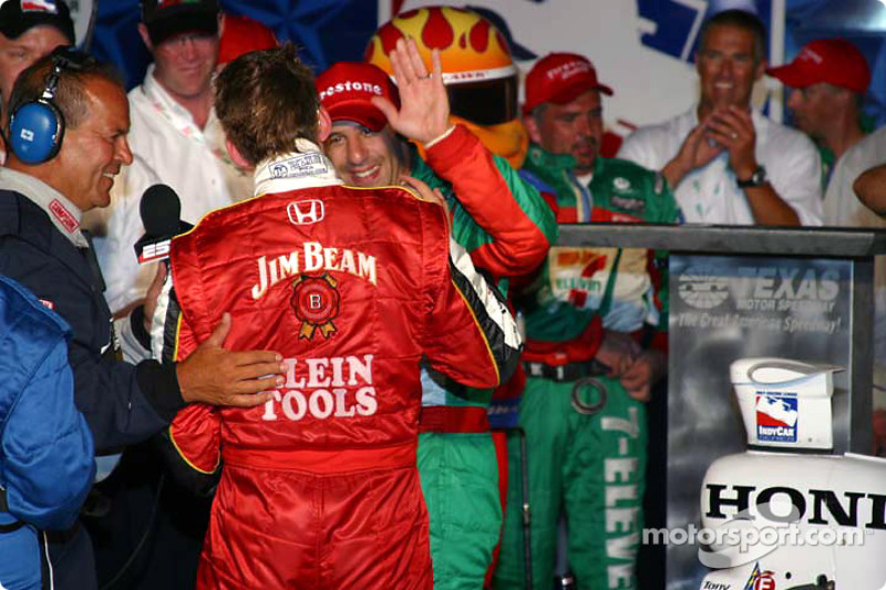 Dan Wheldon congratulates Tony Kanaan