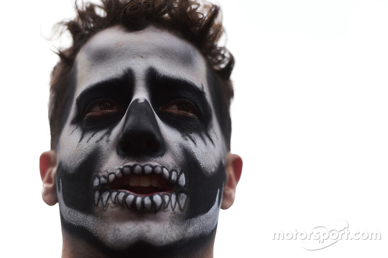 Daniel Ricciardo, Red Bull Racing llega al circuito pintado como catrín del Dia de Muertos