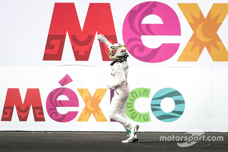 Le vainqueur Lewis Hamilton, Mercedes AMG F1 fête sa victoire dans le Parc Fermé