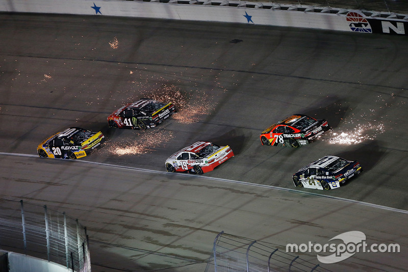 #10: Funkenflug beim NASCAR-Nachtrennen