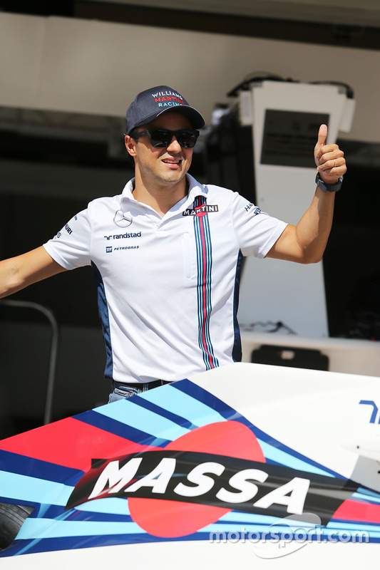 Felipe Massa con una decoración especial en el Williams FW38 por su retirada de la F1