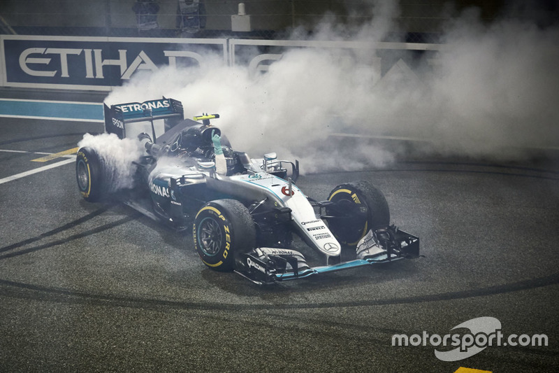 Друге місце Ніко Росберг, Mercedes AMG F1 W07 Hybrid, святкує свої друге місце та титул Чемпіона світу після закінчення гонки