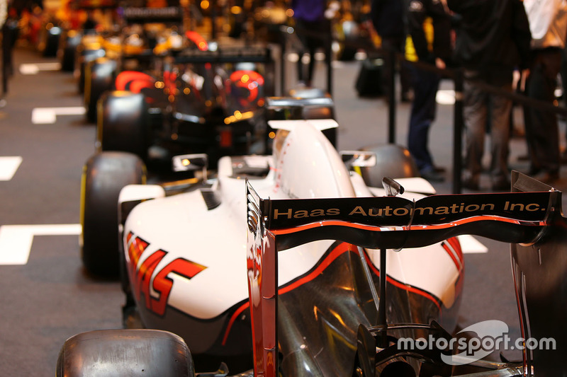 Une Haas sur le stand F1 Racing