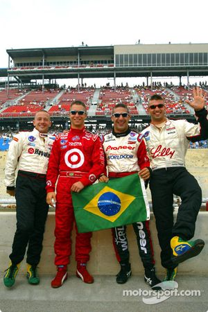 Ronaldo look: Cristiano da Matta, Bruno Junqueira, Tony Kanaan e Christian Fittipaldi comemorando o penta do Brasil