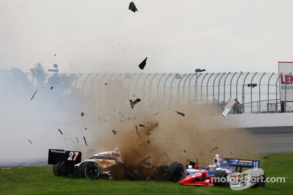 Mike Conway, Andretti Autosport and Graham Rahal, Service Central Chip Ganassi Racing crash on the backstretch