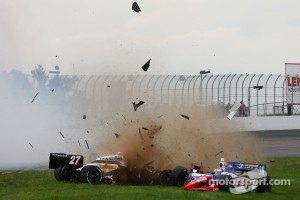 Mike Conway, Andretti Autosport and Graham Rahal, Service Central Chip Ganassi Racing crash on the backstretch