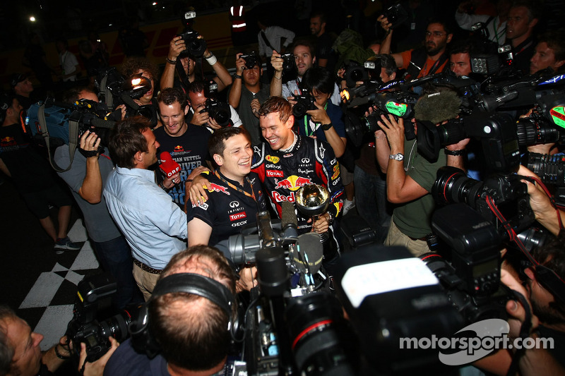 Себастьян Феттель, Red Bull Racing, святкує новий титул чемпіон разом з командою