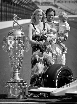 El ganadro de Indy 500 del Dan Wheldon, Bryan Herta Autosport con Curb / Agajanian con su esposa Sus