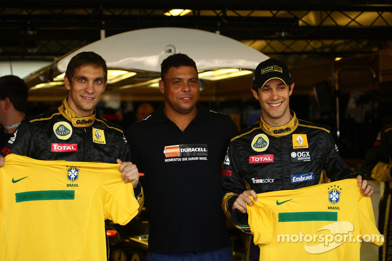 2011 - Antes da prova Ronaldo posou para fotos com Petrov e Bruno Senna com camisas do Brasil