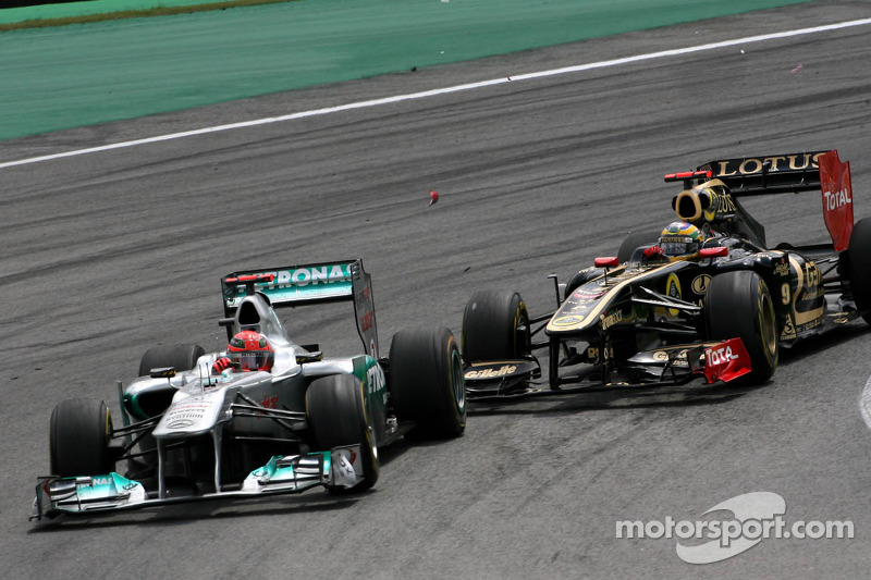 Michael Schumacher, Mercedes GP, und Bruno Senna, Renault F1 Team