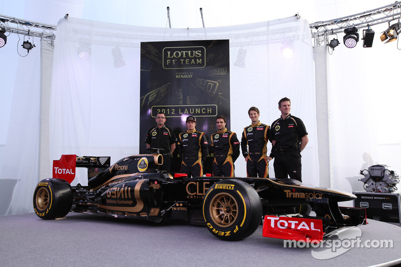 Ерік Бульє, керівник команди, Lotus Renault F1 Team, Кімі Райкконен, Жером Д'Амброзіо, Lotus Renault F1 Team, Ромен Грожан, Lotus Renault F1 Team та Джеймс Еллісон, Lotus Renault F1 Team Technical director