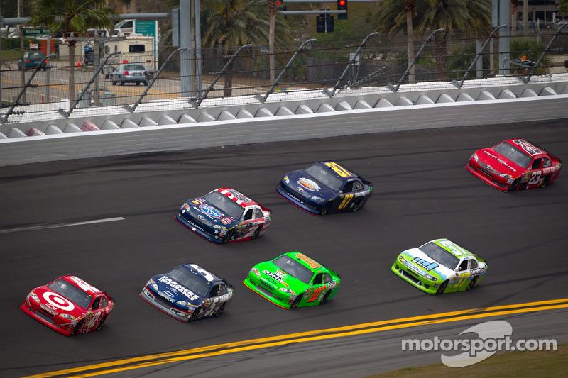 Juan Pablo Montoya, Earnhardt Ganassi Racing Chevrolet lidera a un grupo de autos
