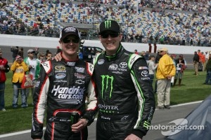 Kurt Busch, Phoenix Racing Chevrolet and Kyle Busch, Kyle Busch Motorsports Toyota 