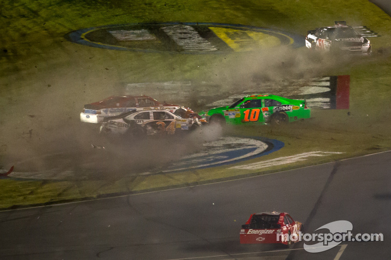 Crash mit Danica Patrick, Stewart-Haas Racing Chevrolet, Trevor Bayne, Wood Brothers Racing Ford, David Ragan, Front Row Motorsports Ford, Kurt Busch, Phoenix Racing Chevrolet