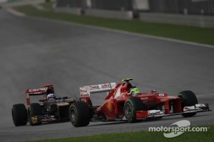 Felipe Massa, Scuderia Ferrari leads Daniel Ricciardo, Scuderia Toro Rosso