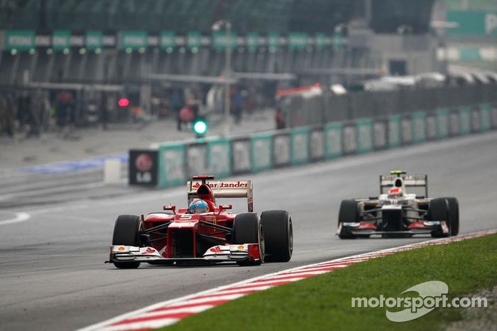 Fernando Alonso, Scuderia Ferrari y Sergio Pérez, Sauber F1 Team