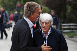 Eddie Jordan de la BBC Televisión habla con Bernie Ecclestone, director ejecutivo de la Fórmula Uno