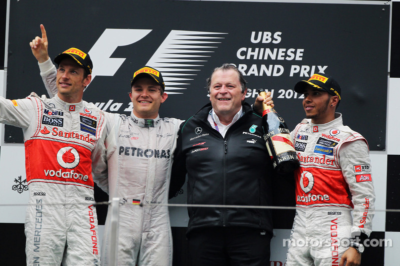 Podium: Sieger Nico Rosberg mit Jenson Button, Lewis Hamilton und Norbert Haug