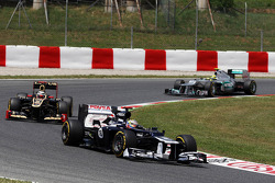 Pastor Maldonado, devant Kimi Raikkonen, Lotus F1