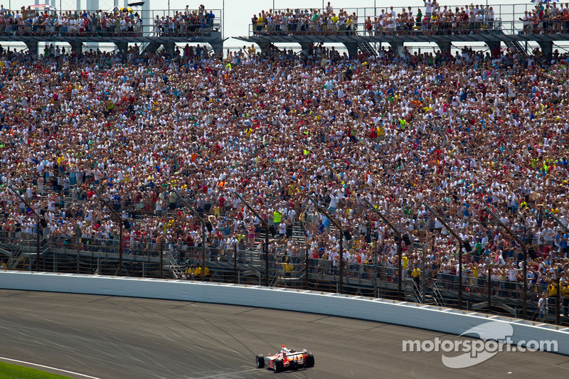 Bryan Herta doet ronde met de winnende wagen van Dan Wheldon uit de 2011 Indy 500